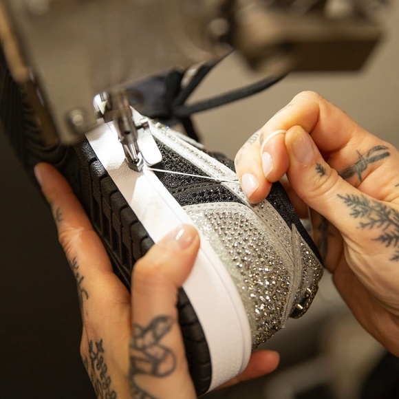 Swarovski Air Jordan 1 Size 7 - Picture 3 of 5